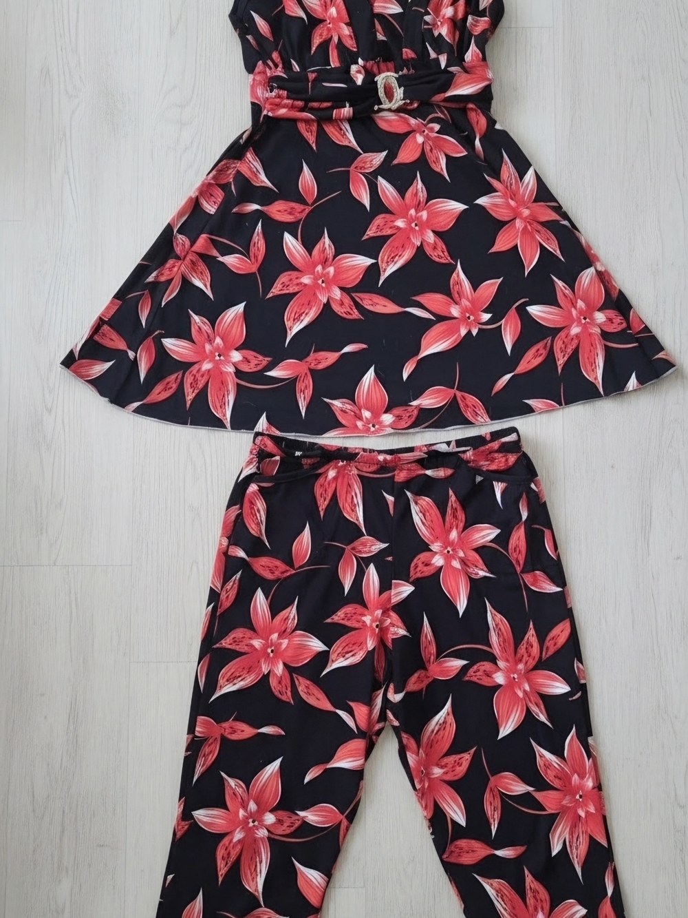 Two piece Capri pants with sleeveless top fits just below knee super pretty